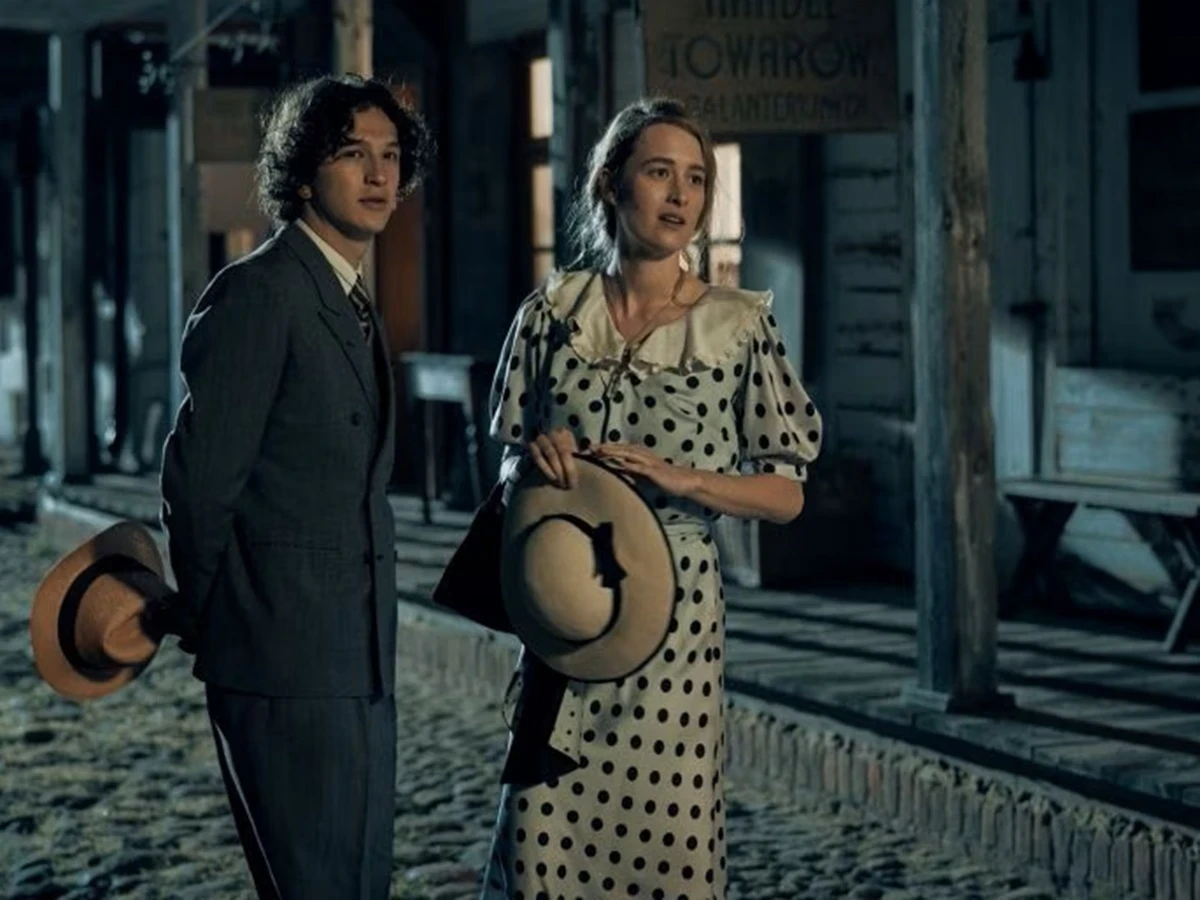 Maria Kowalska as Marysia and Ignacy Liss as Count Leszek Czyński in the cast of The Forgotten Love (Znachor), a Polish romantic drama on Netflix