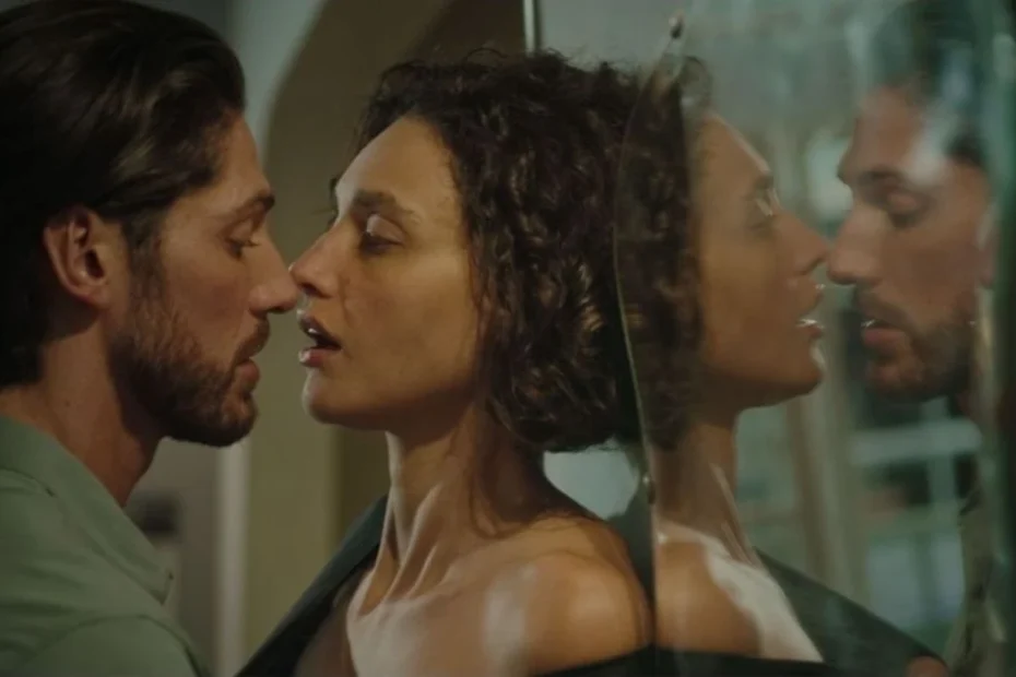 Passion and desire on screen: the list of erotic series on Netflix. From 'Supersex' to 'Lady Voyeur': the hottest series not to miss