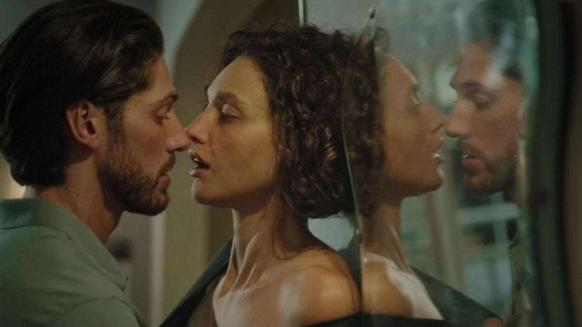 Passion and desire on screen: the list of erotic series on Netflix. From 'Supersex' to 'Lady Voyeur': the hottest series not to miss