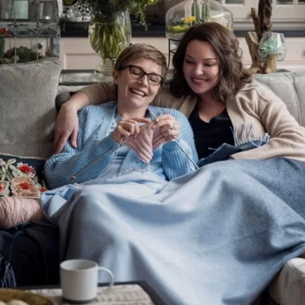 Katherine Heigl and Sarah Chalke as Tully and Kate in Firefly Lane on Netflix