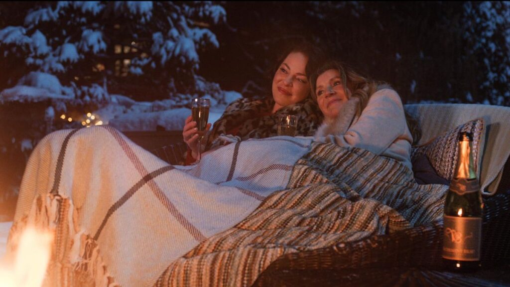 Katherine Heigl and Sarah Chalke as Tully and Kate in Firefly Lane on Netflix