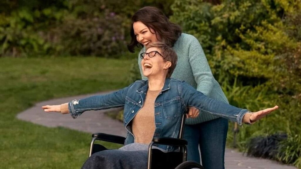 Katherine Heigl and Sarah Chalke as Tully and Kate in Firefly Lane on Netflix laughing, flying